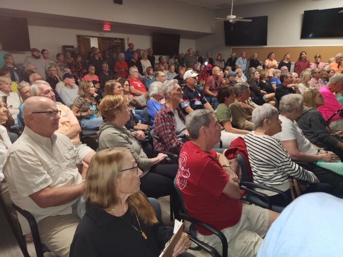 Hundreds pack meeting on Old Golf Course